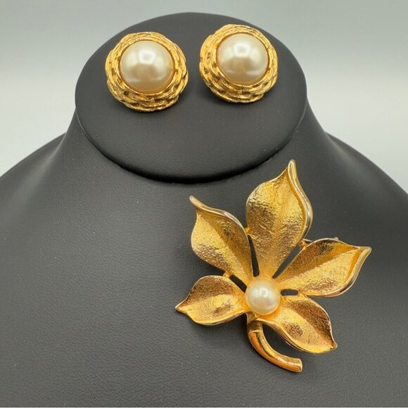 Vintage Gold Bushed Leaf Brooch and Faux Pearl Stud Earring Set - Picture 9 of 14